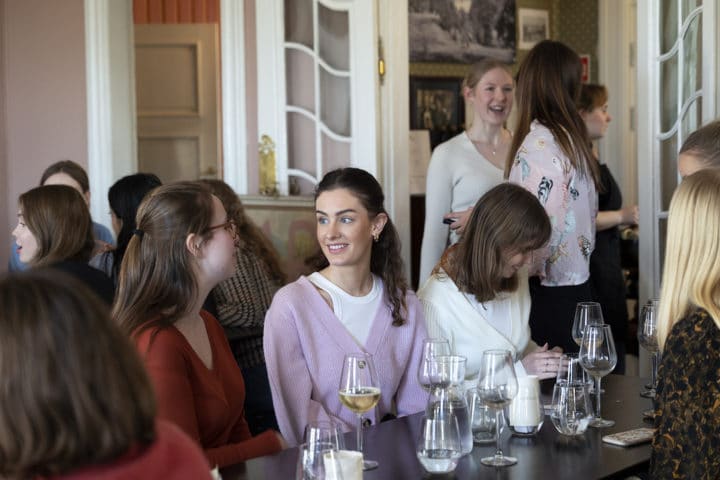 Studenter samlet på Lystgården under «Miljø & Mingle» arrangert av Bærekraftspilotene.
