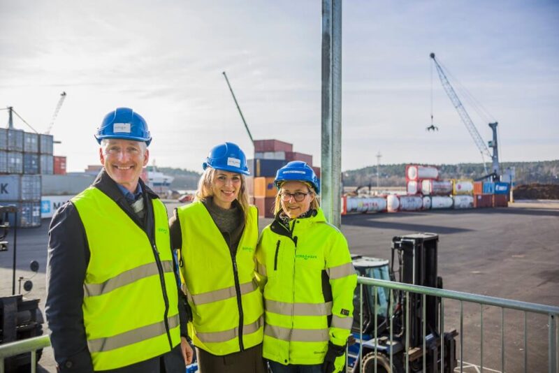 Bilde av Oddmund Kroken, administrerende direktør i Østfold Energi, Charlotte Iversen, miljøsjef i Borg havn IKS,