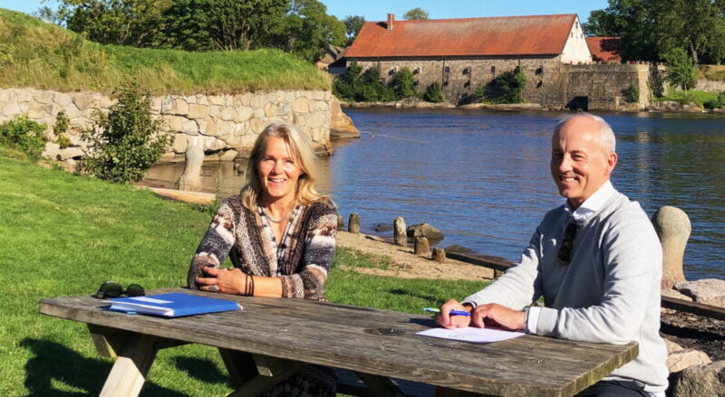 Bilde av signering av klimapartneravtale mellom Thor Moen, Smart Innovation og Stine Nygaard, Klimapartnere Viken