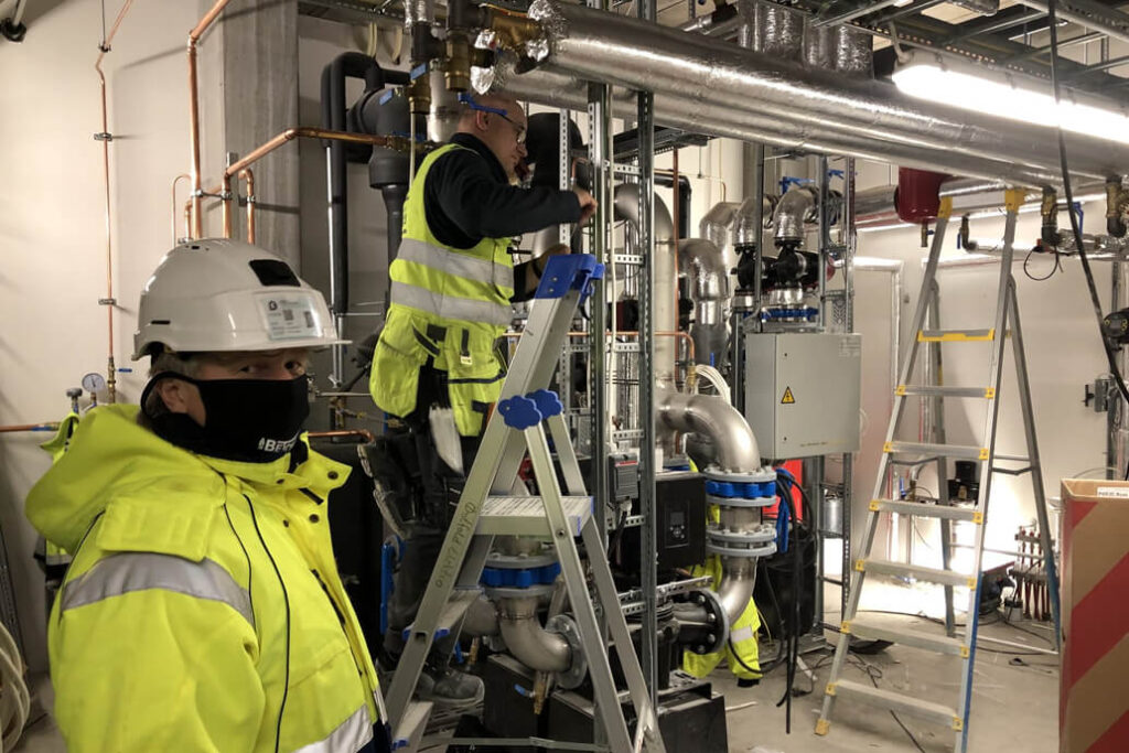 To Østfold Energi montører jobber på anlegg
