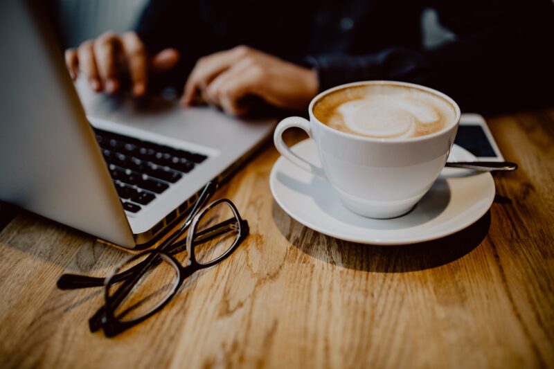 kaffekopp og laptop