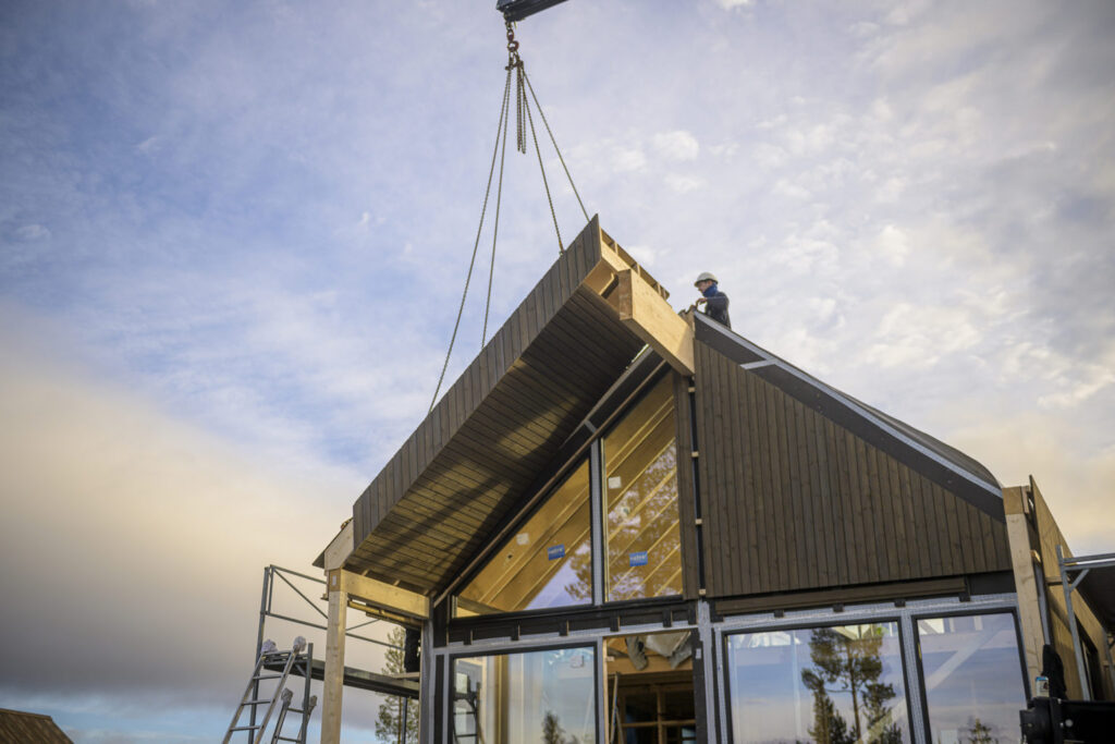 Reine Element legger elementer på pass under bygging av hytte.