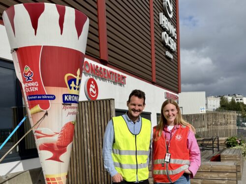 to personer står foran en stor kroneisfigur