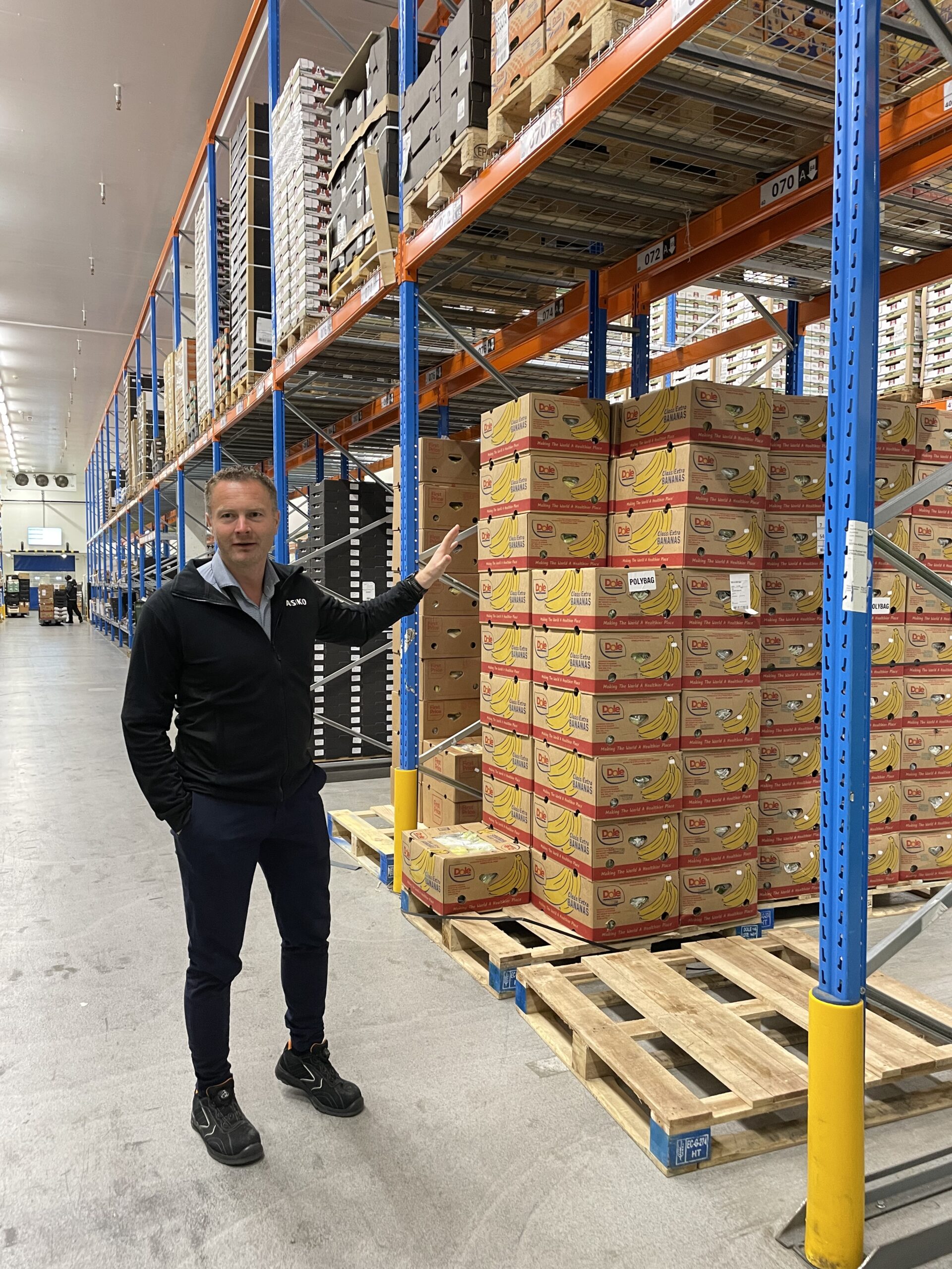 Smebye viser oss paller på baller med bananer på ASKO AGDERs varelager.
