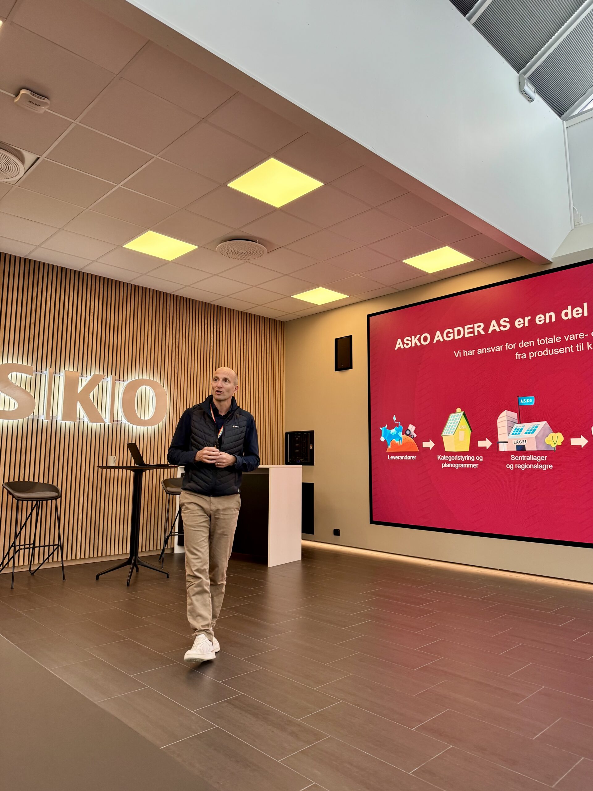 Daglig leder i ASKO Agder, Morten Aa Djupvik, forteller om logistikken bak vareleveransene.