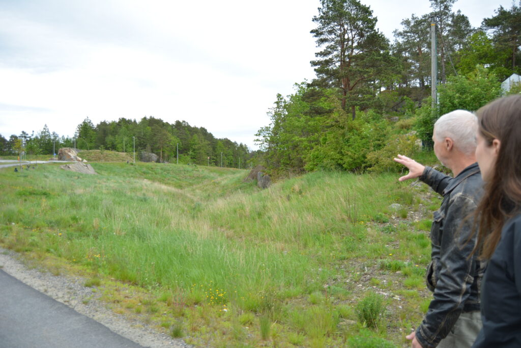 Steinar Knutsen viser veilinjen ved myrområdet