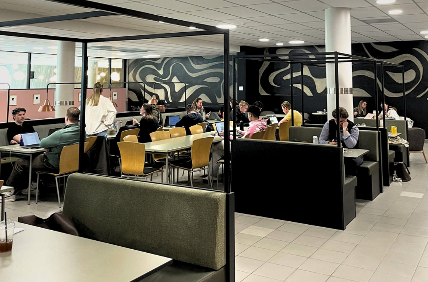 Omstrukne stoler og gjenbrukte møbler i studentkantina på UiA