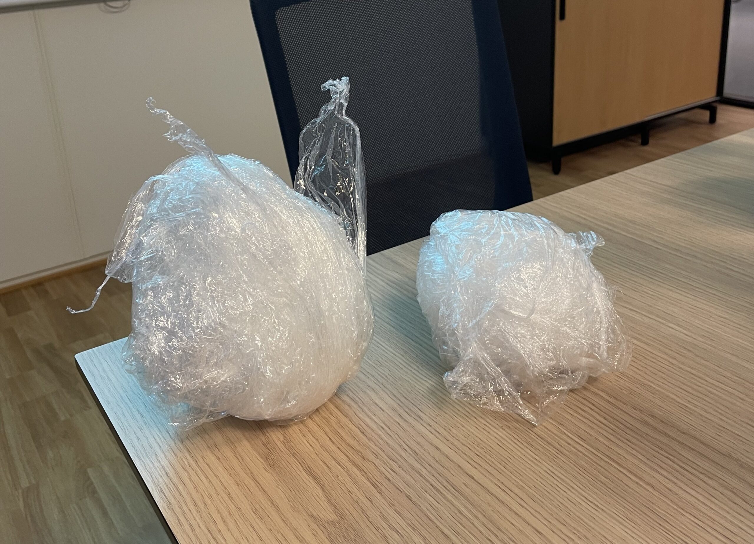 Forskjellen på mengde plast for å pakke en palle med gammel og ny strekkfilm