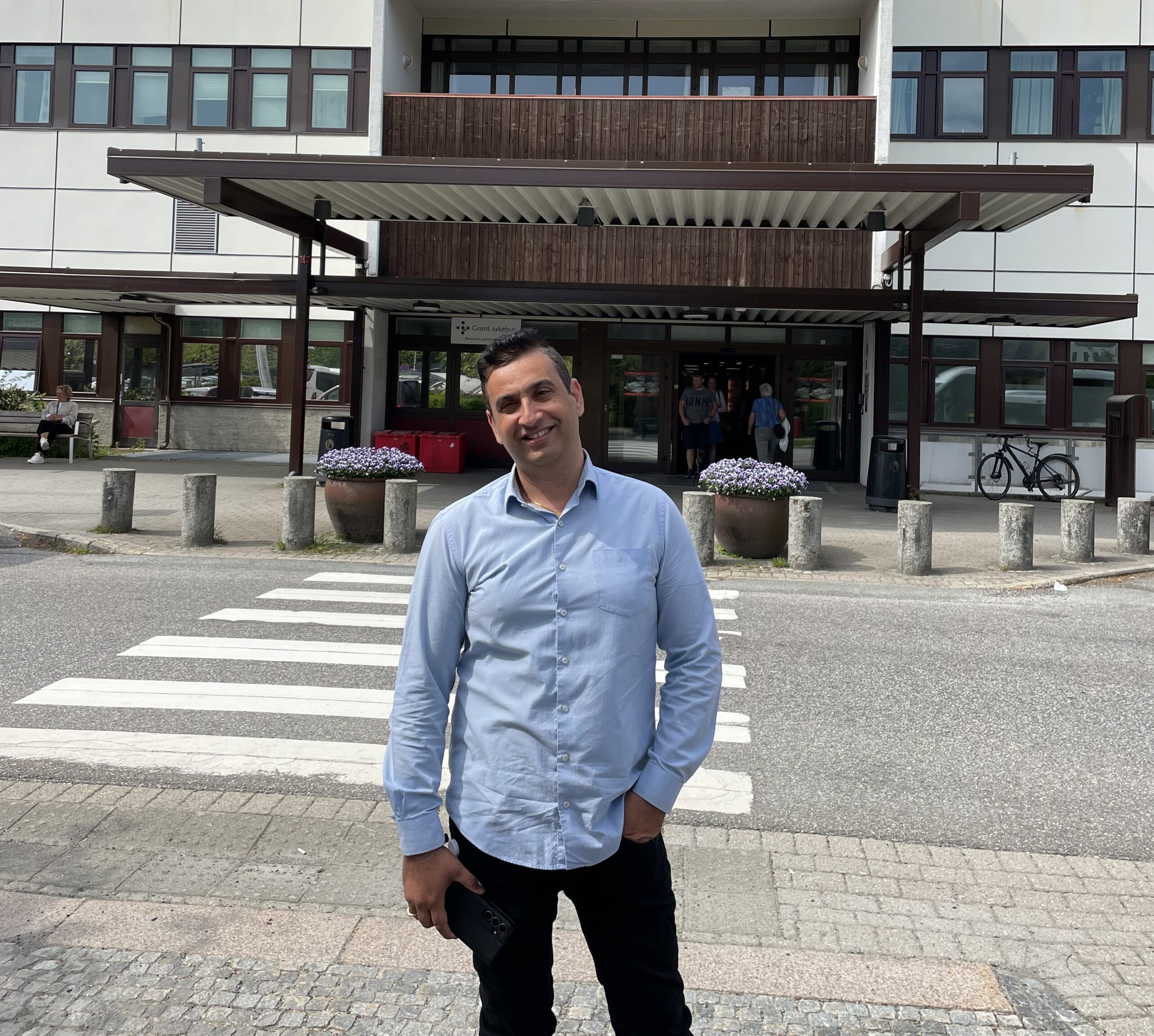Vivek Kumar foran hovedinngangen til Sørlandet sykehus